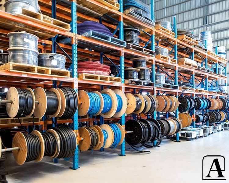 Rack rempli de différents types de tuyaux Amiflex, organisés pour un accès facile et montrant la gamme de produits.