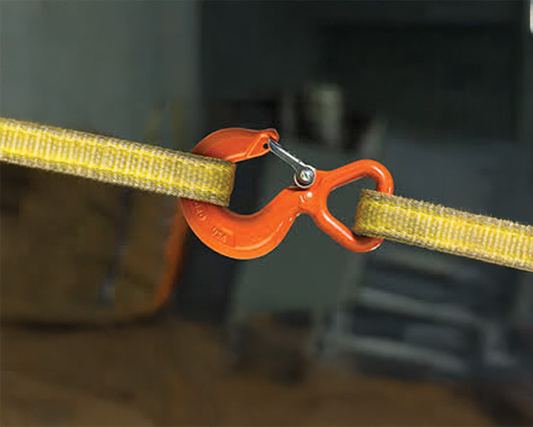 Deux élingues de levage jaunes robustes attachées à un crochet de grue orange en mouvement