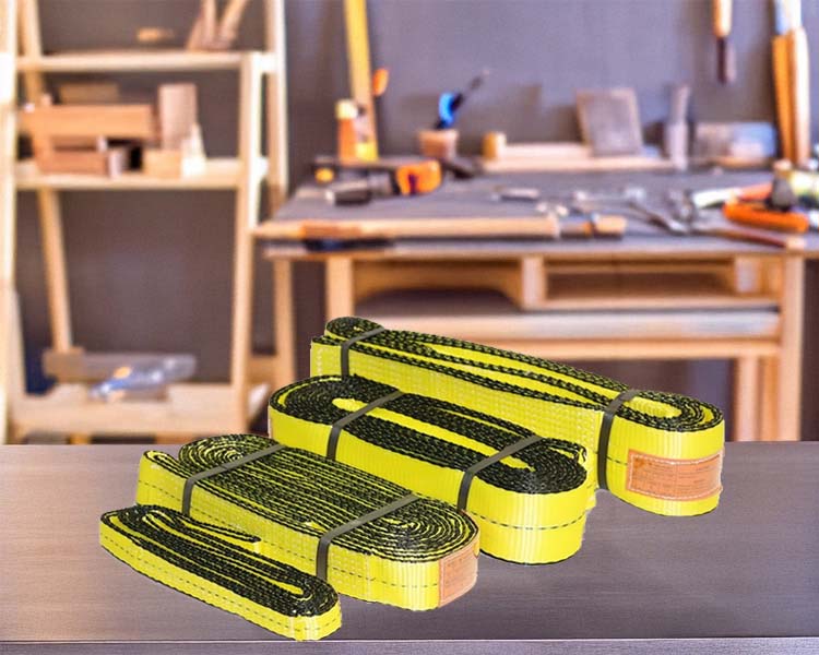 Élingues synthétiques jaunes haute résistance sur un établi, conçues pour les applications de levage et de gréage intensif